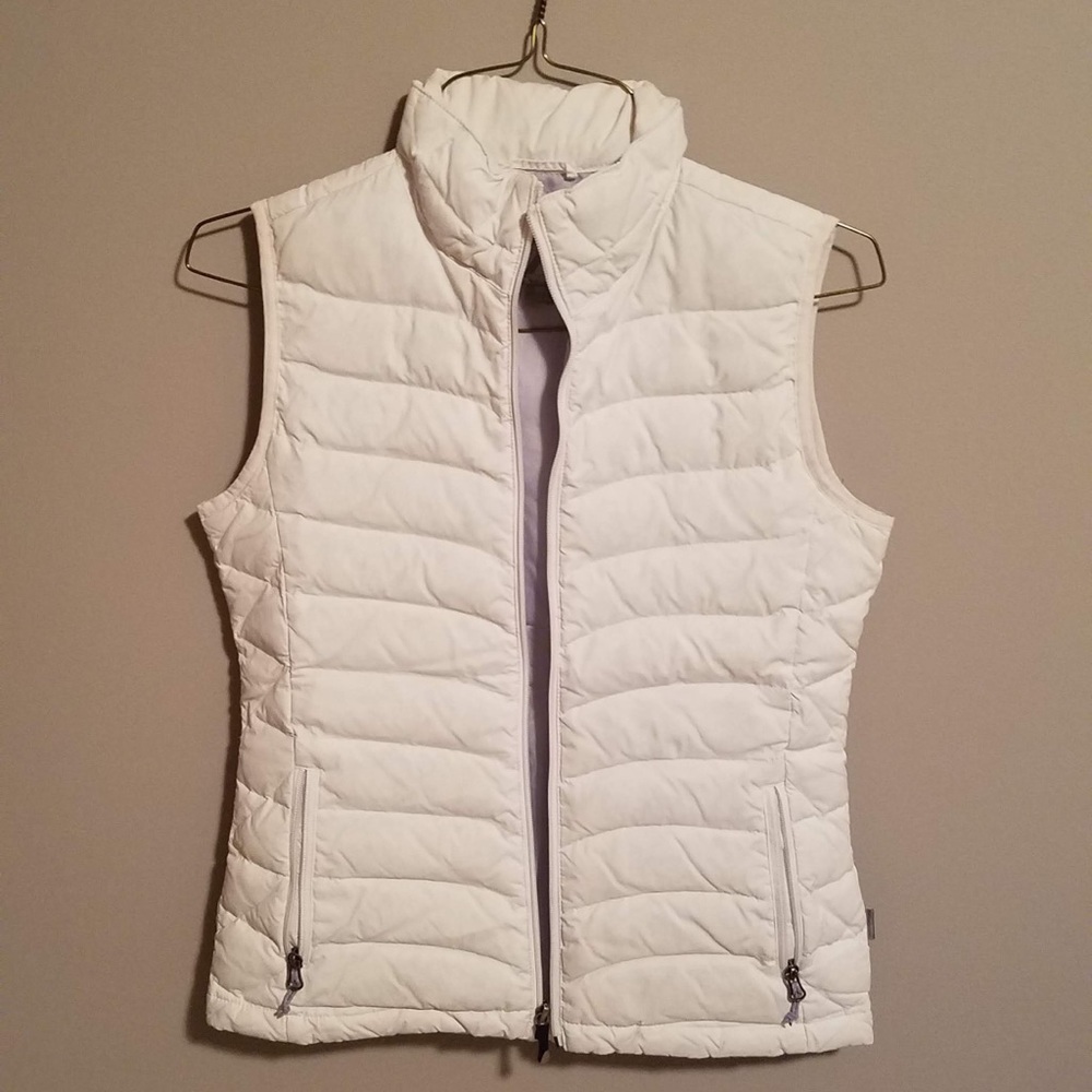 White, puffy vest with pockets